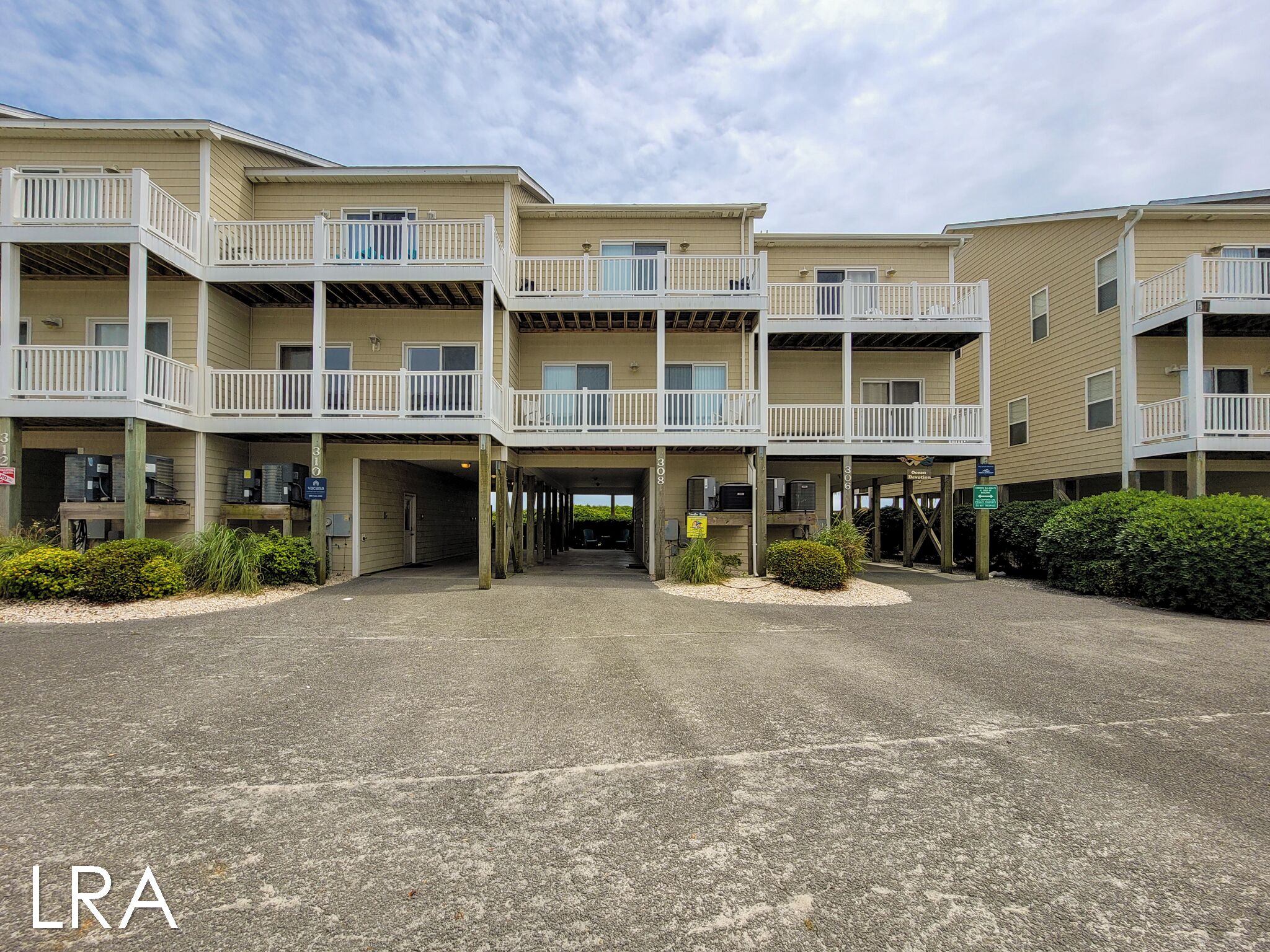 Elegant 4br Oceanfront Townhome w/ Pool Access!