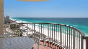 Ein Balkon mit Blick auf Strand und Meer.