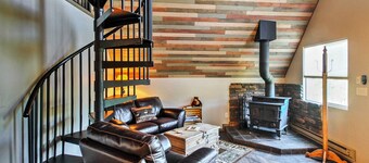 Hillside Cripple Creek Cabin w/ Hot Tub, Mtn Views