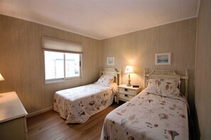 2 chambres, fer et planche à repasser, Wi-Fi, draps fournis