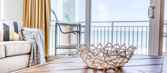 Kattohuoneisto, jossa oma poreallas ja upeat näkymät merelle