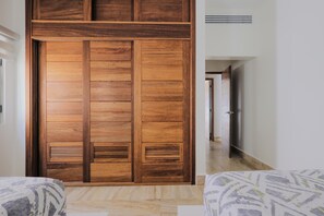 2 bedrooms, iron/ironing board, travel cot, free WiFi