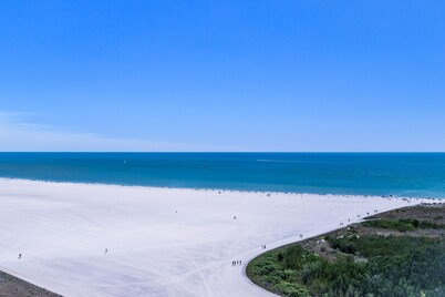 Great Beach Views, Direct Access, Pickleball, New Kitchen & Heated Pool! Tower 3