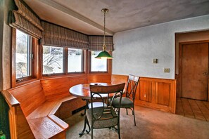Dining - Scenic Bartlett Home w/ Deck - 1 Mi to Storyland! (Bartlett)