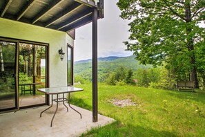 Outdoor dining - Scenic Bartlett Home w/ Deck - 1 Mi to Storyland! (Bartlett)