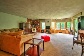 TV, fireplace, DVD player - Scenic Bartlett Home w/ Deck - 1 Mi to Storyland! (Bartlett)