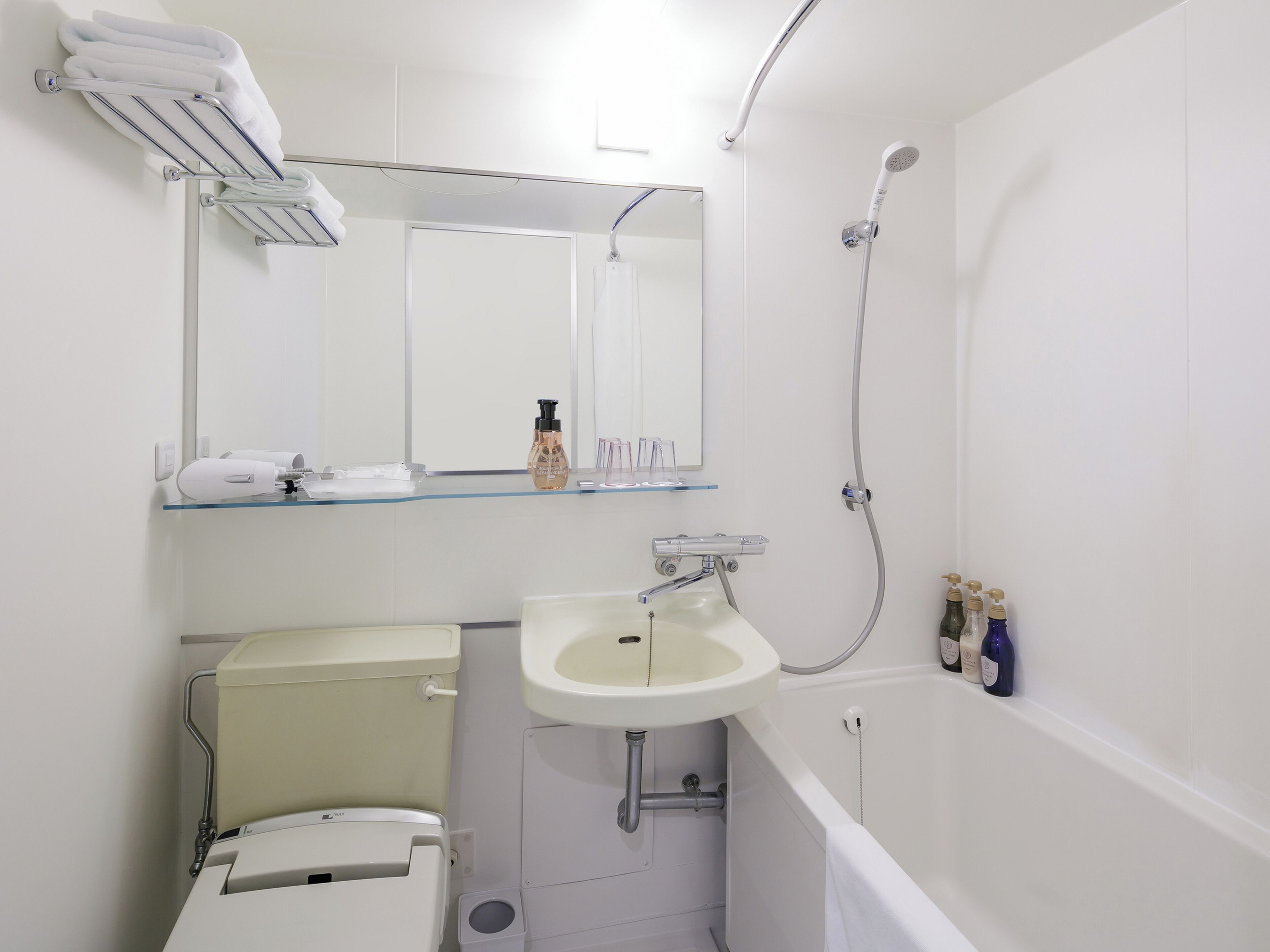 combined shower/bathtub, free toiletries, hair dryer, slippers