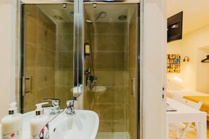 Dusche, umweltfreundliche Kosmetikartikel, Haartrockner, Handtücher