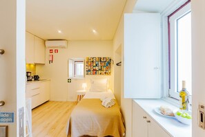 Een koelkast, een microgolfoven, een koffiezetapparaat/waterkoker