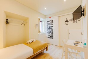 Tabla de planchar con plancha, wifi gratis y ropa de cama