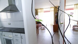 Coffee/tea maker, fridge, microwave, oven - DMS Apartment (La Pineda)
