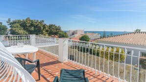 A balcony with a table and chairs, a view of the sea, and a tiled roof. - Cubo's Villa Marieli Chilches / private pool / sea view / air conditioning / free wifi (Chilches Costa)