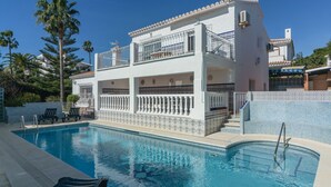 A two-story building with a pool in front. - Cubo's Villa Marieli Chilches / private pool / sea view / air conditioning / free wifi (Chilches Costa)