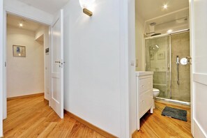 Douche, sèche-cheveux, bidet, serviettes fournies