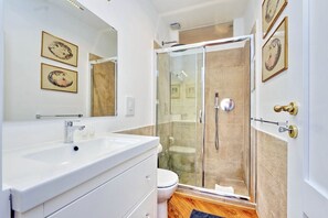 Dusche, Haartrockner, Bidet, Handtücher