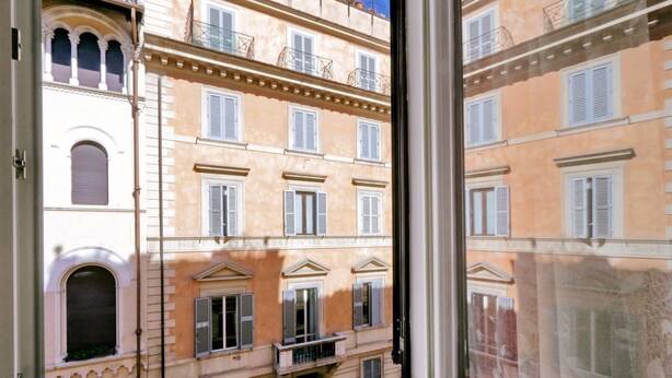 A multi-story building with balconies, windows with shutters, and a classical architectural style. - Rome, near Piazza di Spagna, cozy apartment for 6  (Rome)
