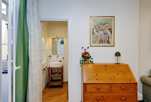 Een douche, een haardroger, een bidet, handdoeken