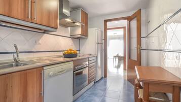 Een koelkast, een magnetron, een oven, een vaatwasser