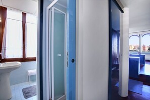 Combined shower/tub, hair dryer, bidet, towels