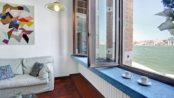 Una televisión, libros