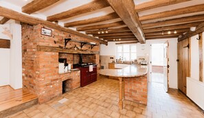 Fridge, microwave, oven, stovetop - The Farmhouse at Partridge Lodge (Woodbridge)