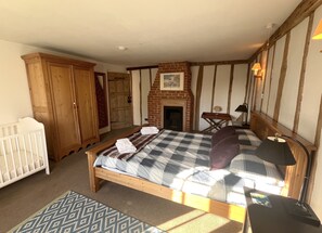 5 bedrooms, iron/ironing board, free WiFi, bed sheets