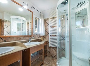 Baignoire, sèche-cheveux, serviettes fournies