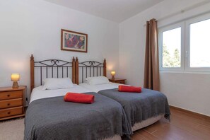 7 bedrooms, iron/ironing board, WiFi, bed sheets