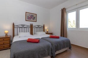 7 dormitoris, planxa i posts de planxar, wifi i roba de llit 