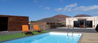 House in Lajares, views of volcanoes, heated pool