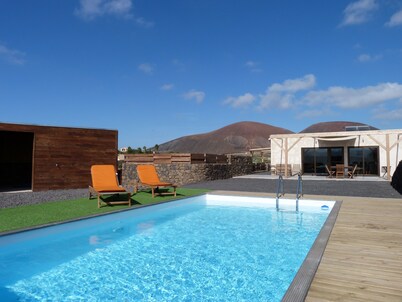 Casa en Lajares, vistas a volcanes, piscina climatizada.