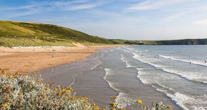 Stunning Three Bedroom Barn Conversion Sleeps 6, takes pets. Near beaches and Exmoor.