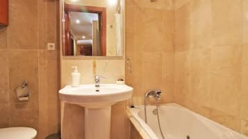 Articles de toilette gratuits, sèche-cheveux, serviettes fournies