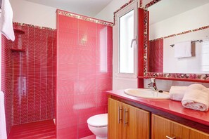 Bañera con ducha, toallas