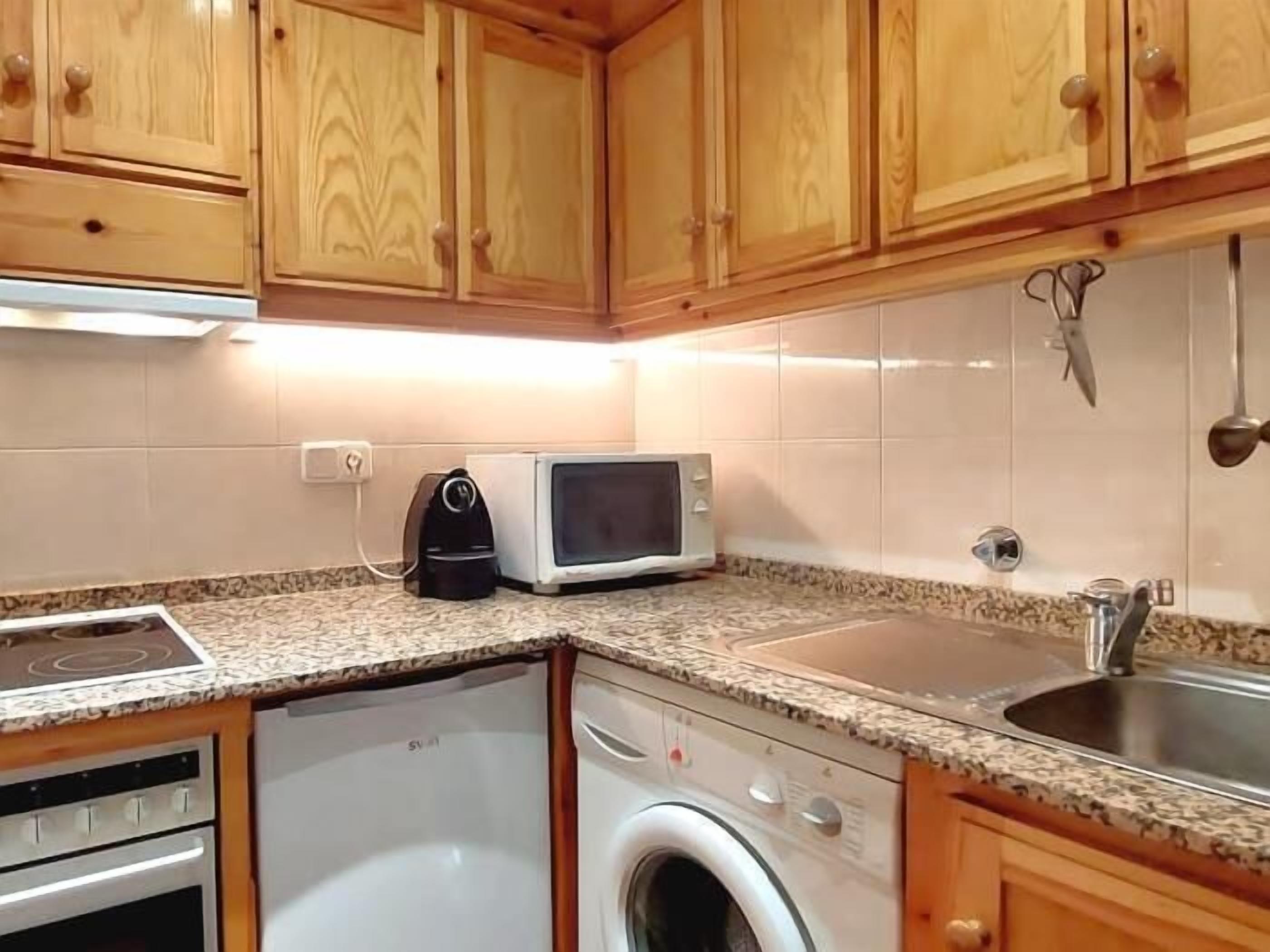 Een koelkast, een magnetron, een oven, een koffiezetapparaat/waterkoker
