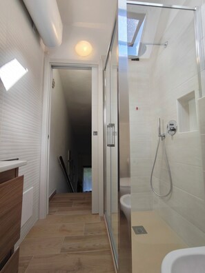 Shower, free toiletries, hair dryer, bidet - Villa with garden surrounded by greenery a stone's throw from the sea (Santa Margherita di Pula)