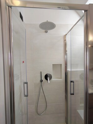 Shower, free toiletries, hair dryer, bidet - Villa with garden surrounded by greenery a stone's throw from the sea (Santa Margherita di Pula)