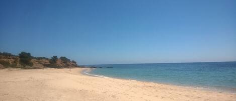 Una spiaggia nelle vicinanze