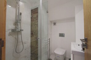 开间 | 浴室 | 淋浴设施、大花洒淋浴喷头、吹风机、毛巾