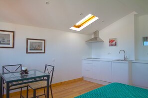 Studio | Cuisinette privée | Réfrigérateur grande capacité avec congélateur, four à micro-ondes