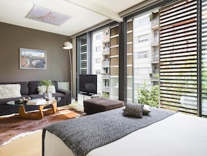 3 bedrooms, in-room safe, iron/ironing board, travel cot
