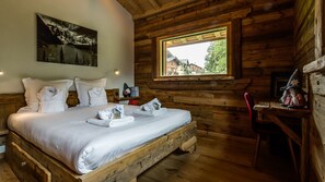 5 bedrooms, iron/ironing board, free WiFi, bed sheets