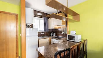 Fridge, microwave, coffee/tea maker, electric kettle