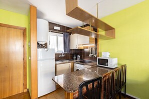 Fridge, microwave, coffee/tea maker, electric kettle