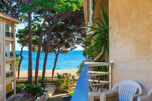 A balcony with a view of the beach and ocean. - TUCAN Apartment - Vilafortuny Beach (Cambrils)