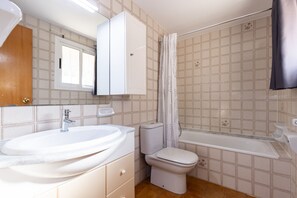 Bathtub, towels