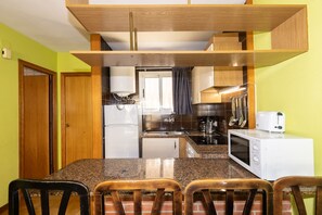 Fridge, microwave, coffee/tea maker, electric kettle