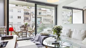 Una televisión, libros