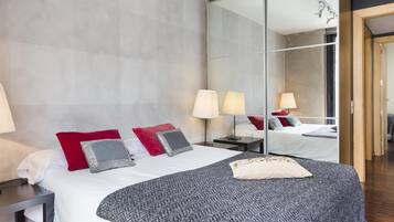 2 dormitorios, tabla de planchar con plancha, cuna de viaje