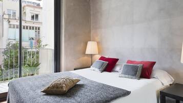 2 dormitorios, tabla de planchar con plancha, cuna de viaje